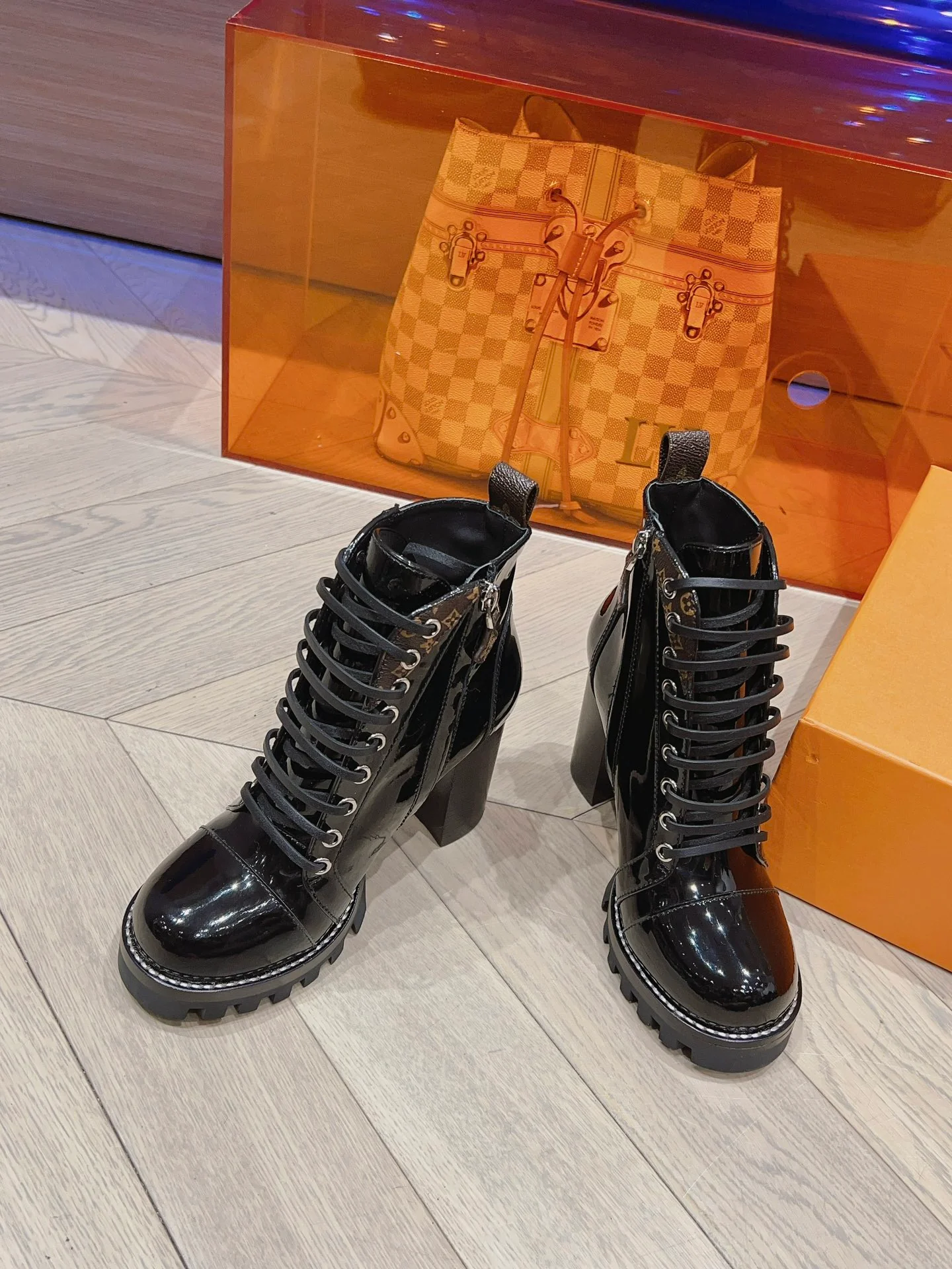 Новинка сезона осень/зима 2023 от LV - Ботильоны на высоком каблуке - Лакированная кожа, черные
