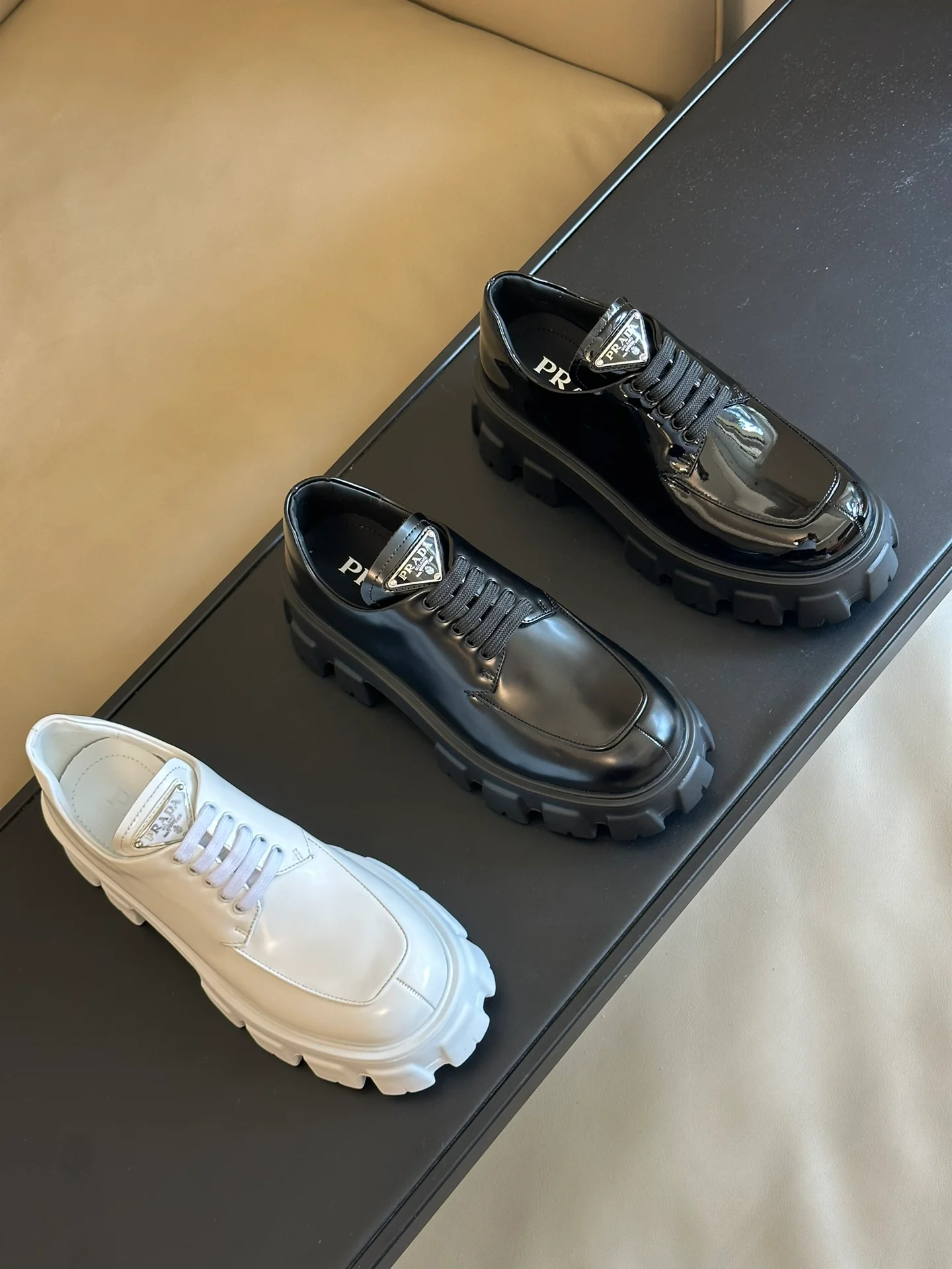 Prada 2024: Туфли на платформе с треугольным логотипом - изображение из коллекции