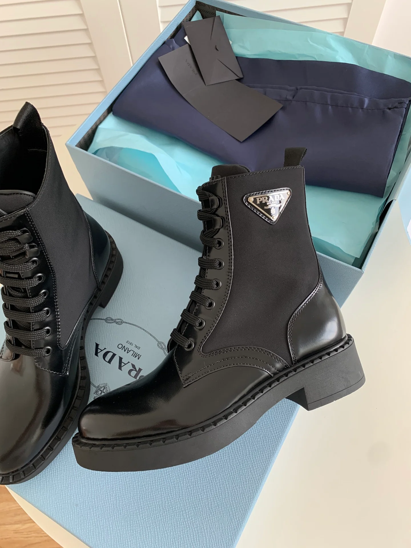 Новинка сезона осень/зима 2022 от Prada - Ботинки Dr. Martens на шнуровке - 1
