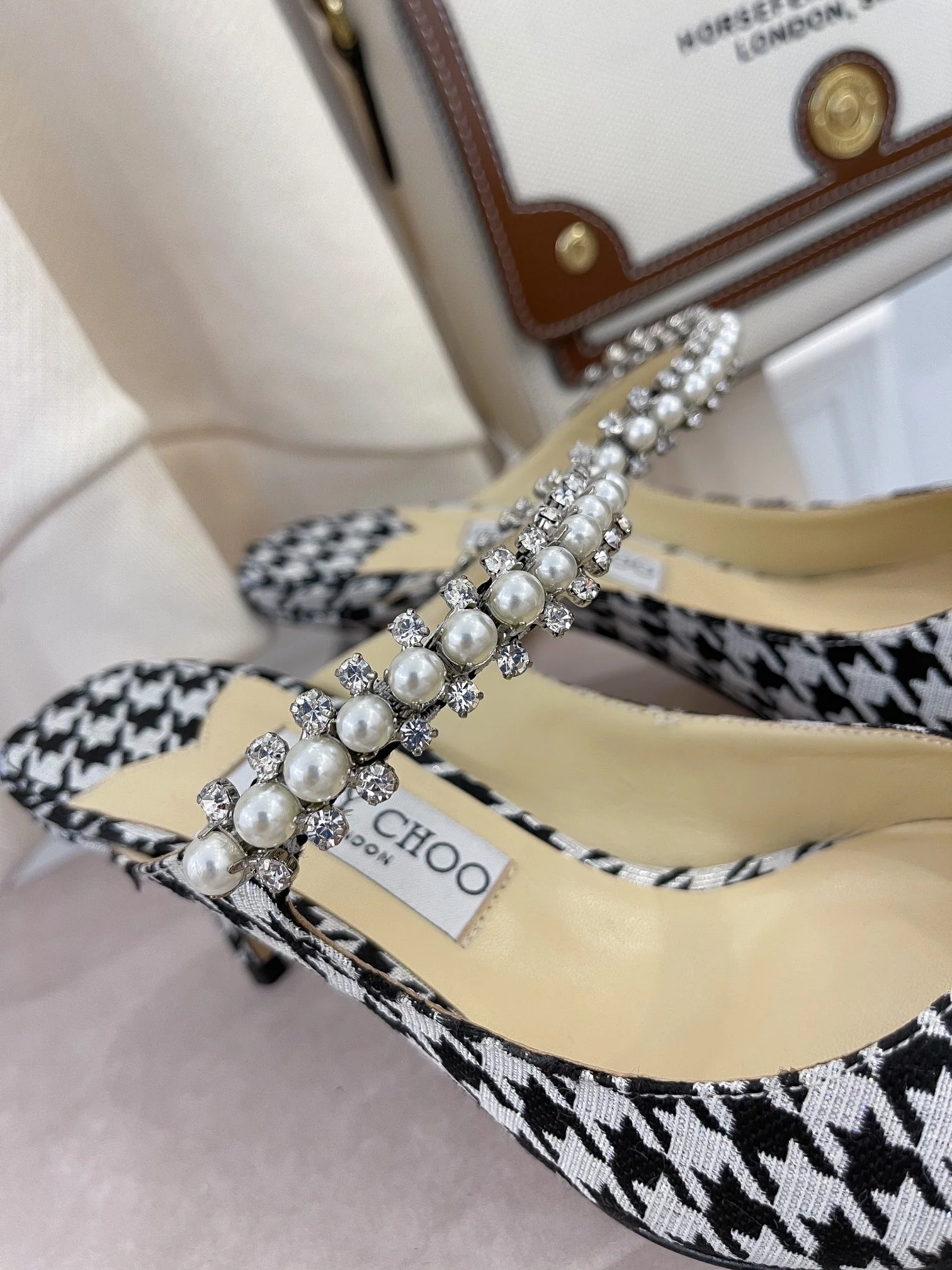 Jimmy - Жемчужная цепочка - Сандалии на низком каблуке