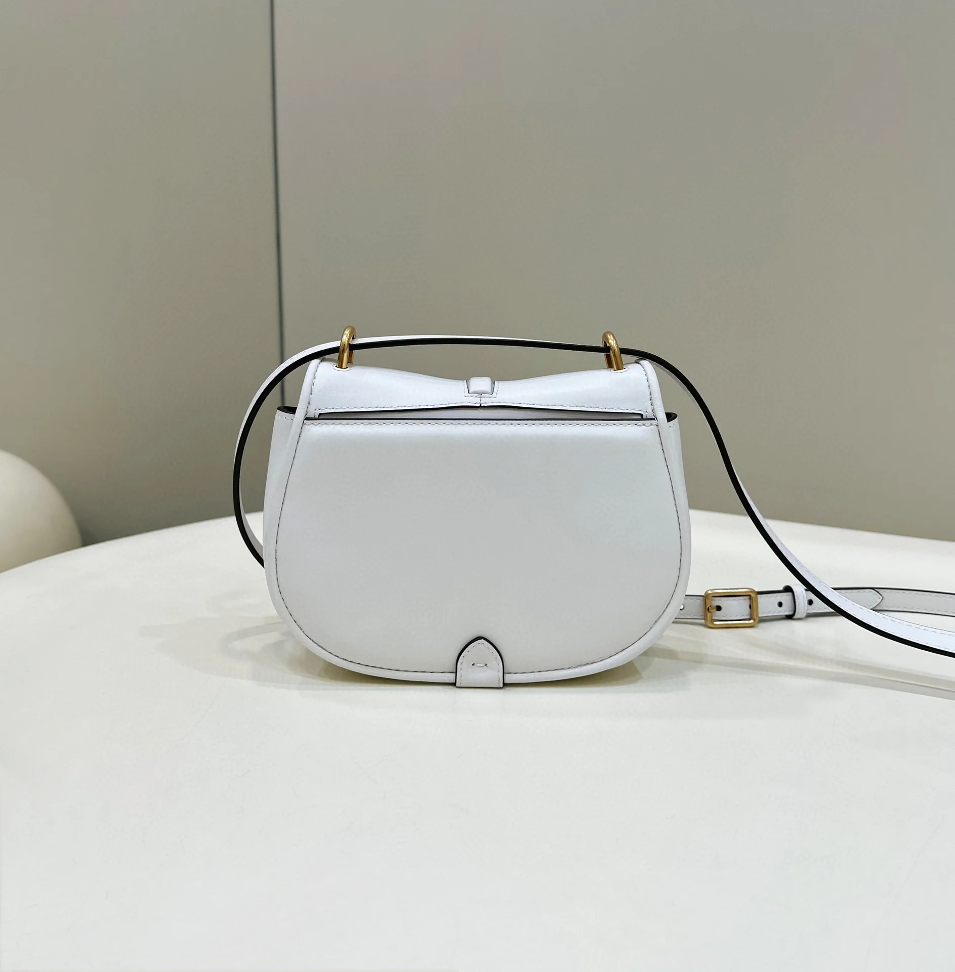 Сумка-седло Fendi в стиле ретро с клапаном - белая