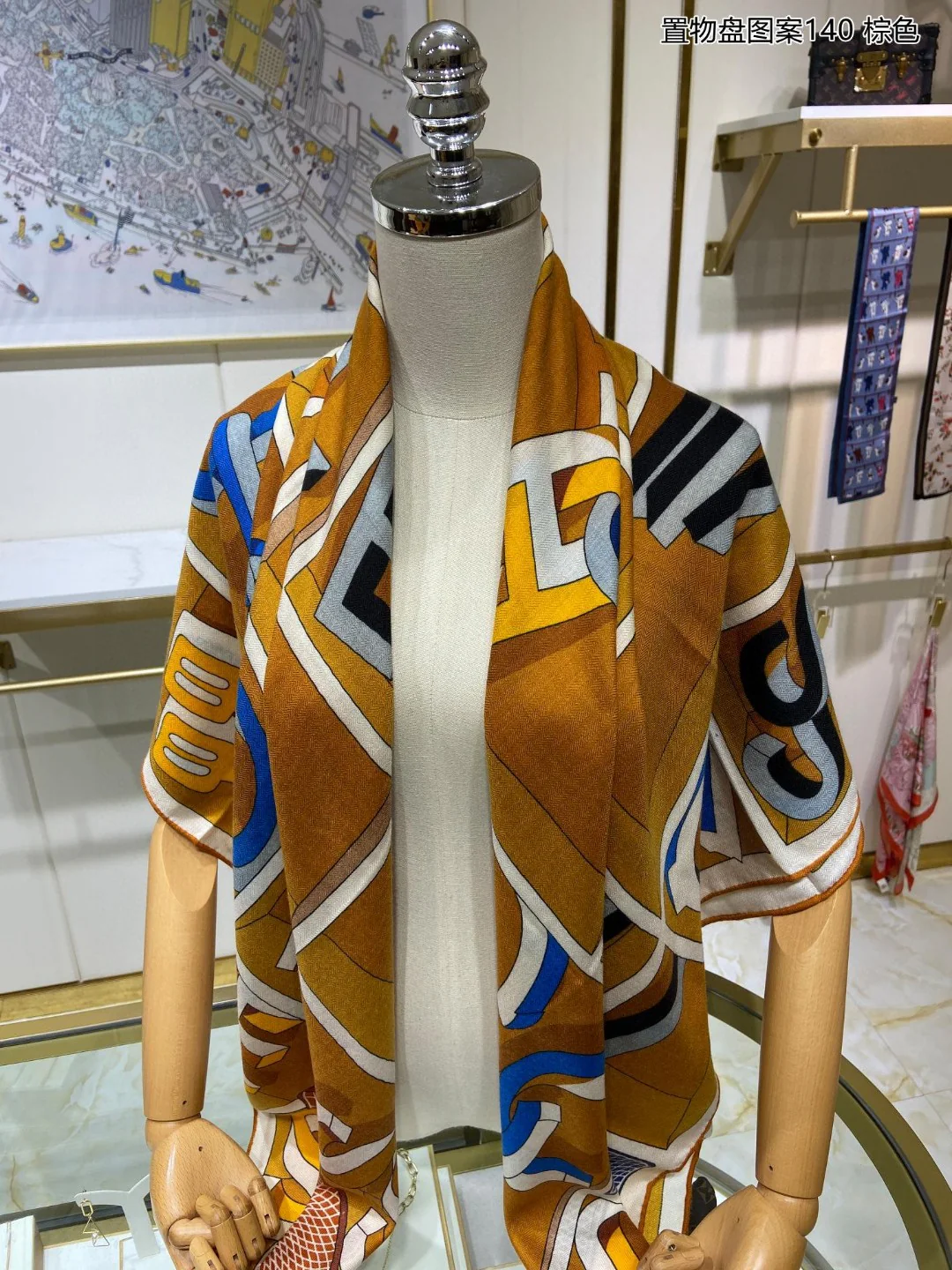 Шарф Hermes с узором ?Поднос? — 140 см — 70% кашемир — 30% шелк — 1 шт.