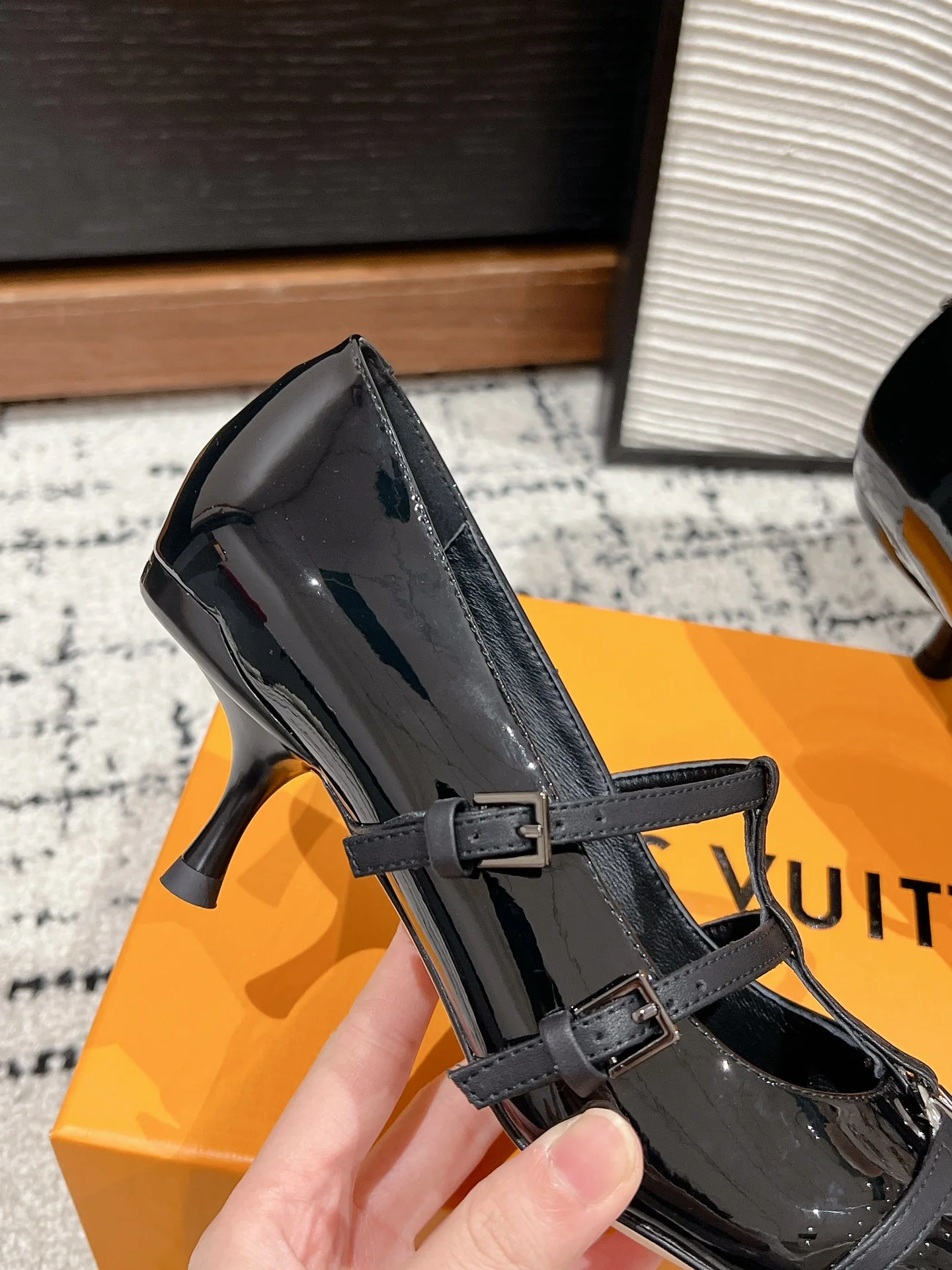 Туфли на высоком каблуке LV-2025 с двойным ремешком и острым носком - черные