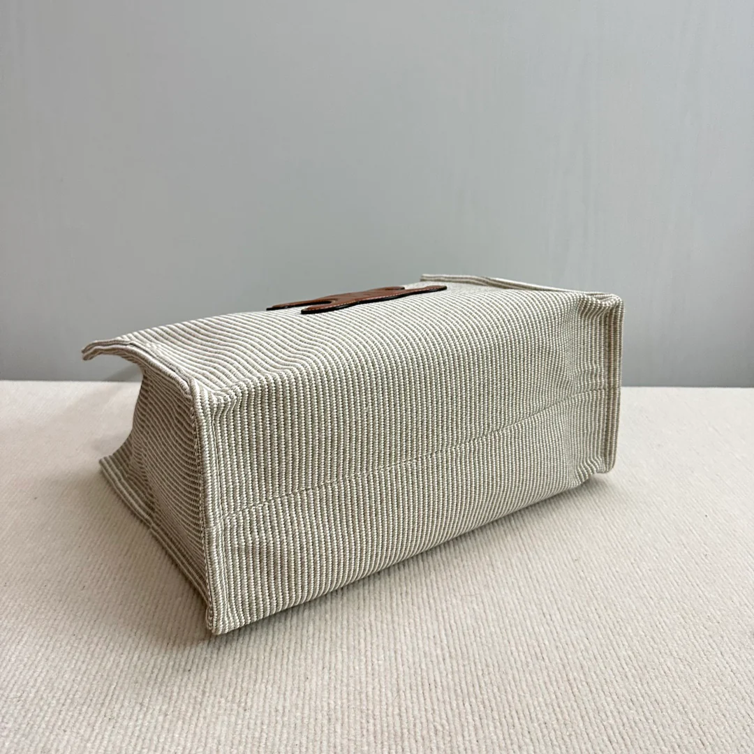 Сумка-тоут Celine Cabas Thais, большая, бежевая.