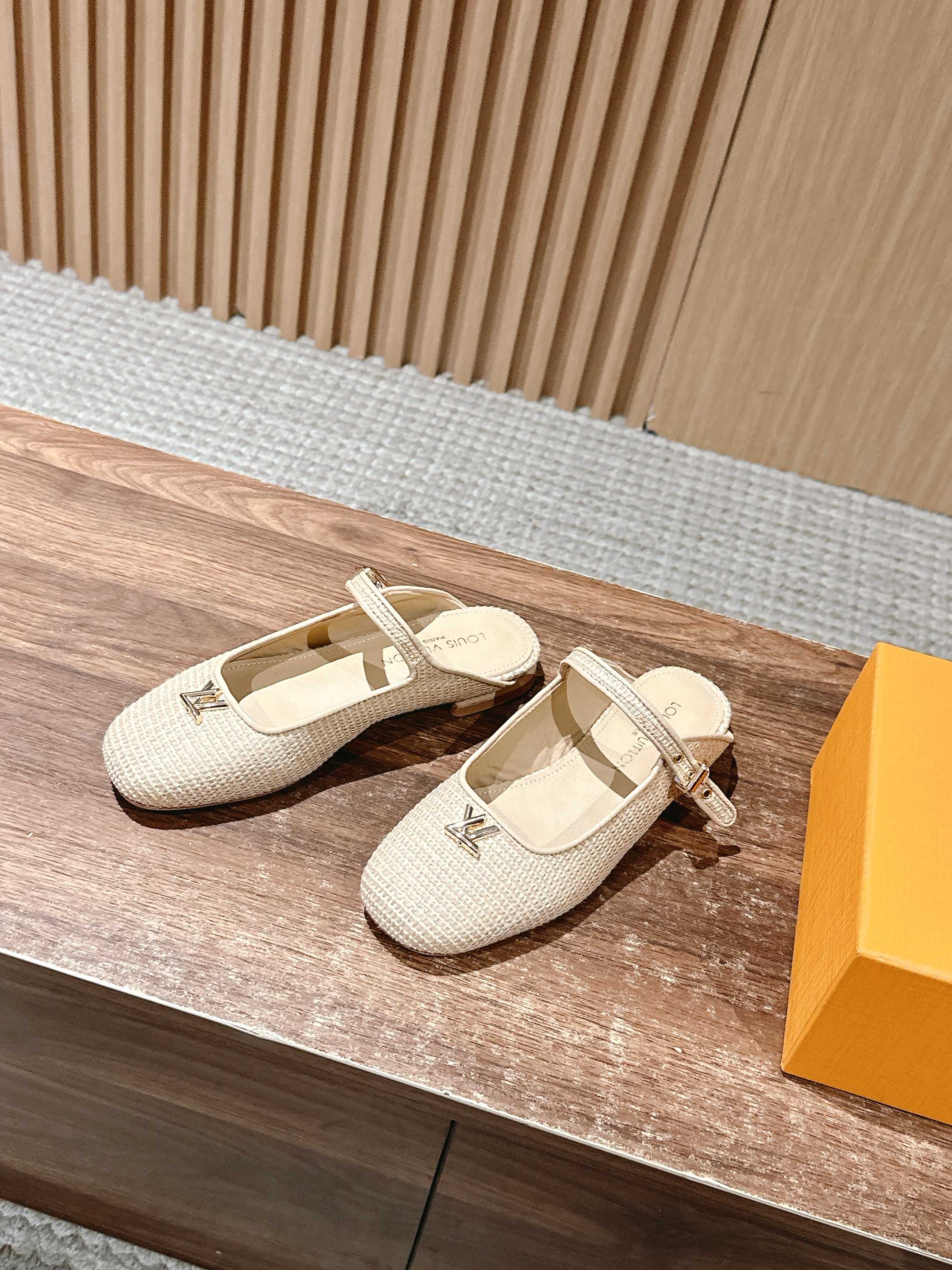 LV - Закрытые домашние тапочки - Бежевые