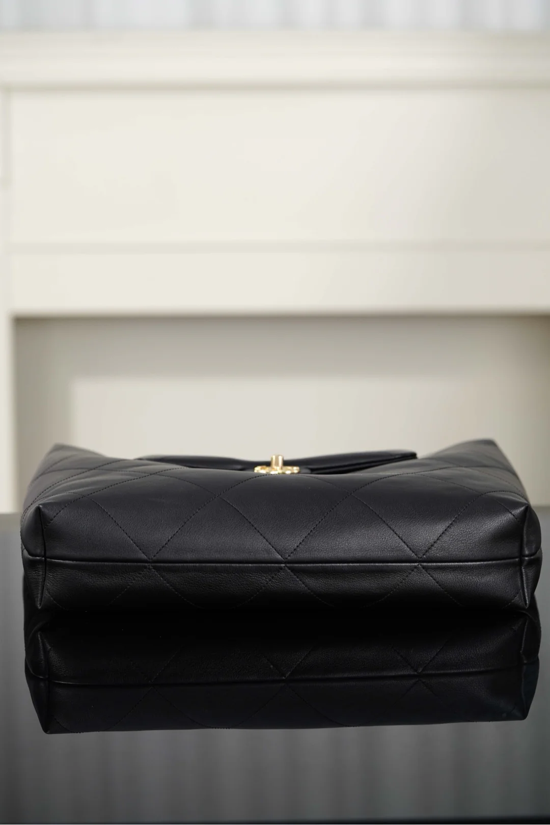 Сумка Chanel Hippie Hobo Bag 25k - Большая, черная, с золотой фурнитурой.