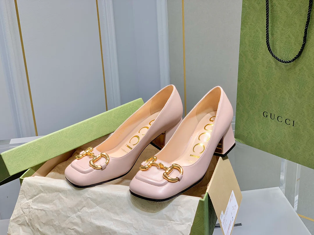 Весенняя коллекция Gucci 2021 — Босоножки на массивном каблуке с пряжкой в ??виде конской уздечки.