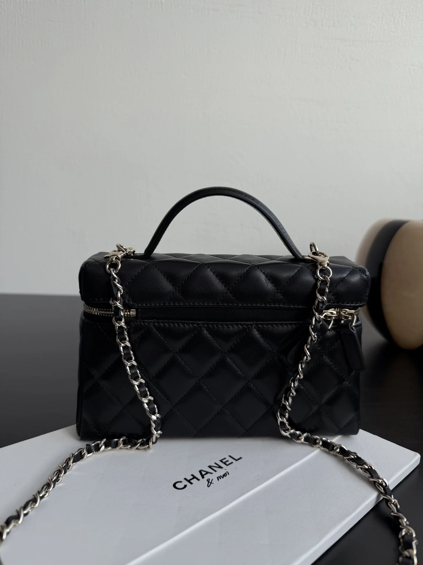 Сумка-ланчбокс Chanel 25c-LP из овечьей кожи - черная