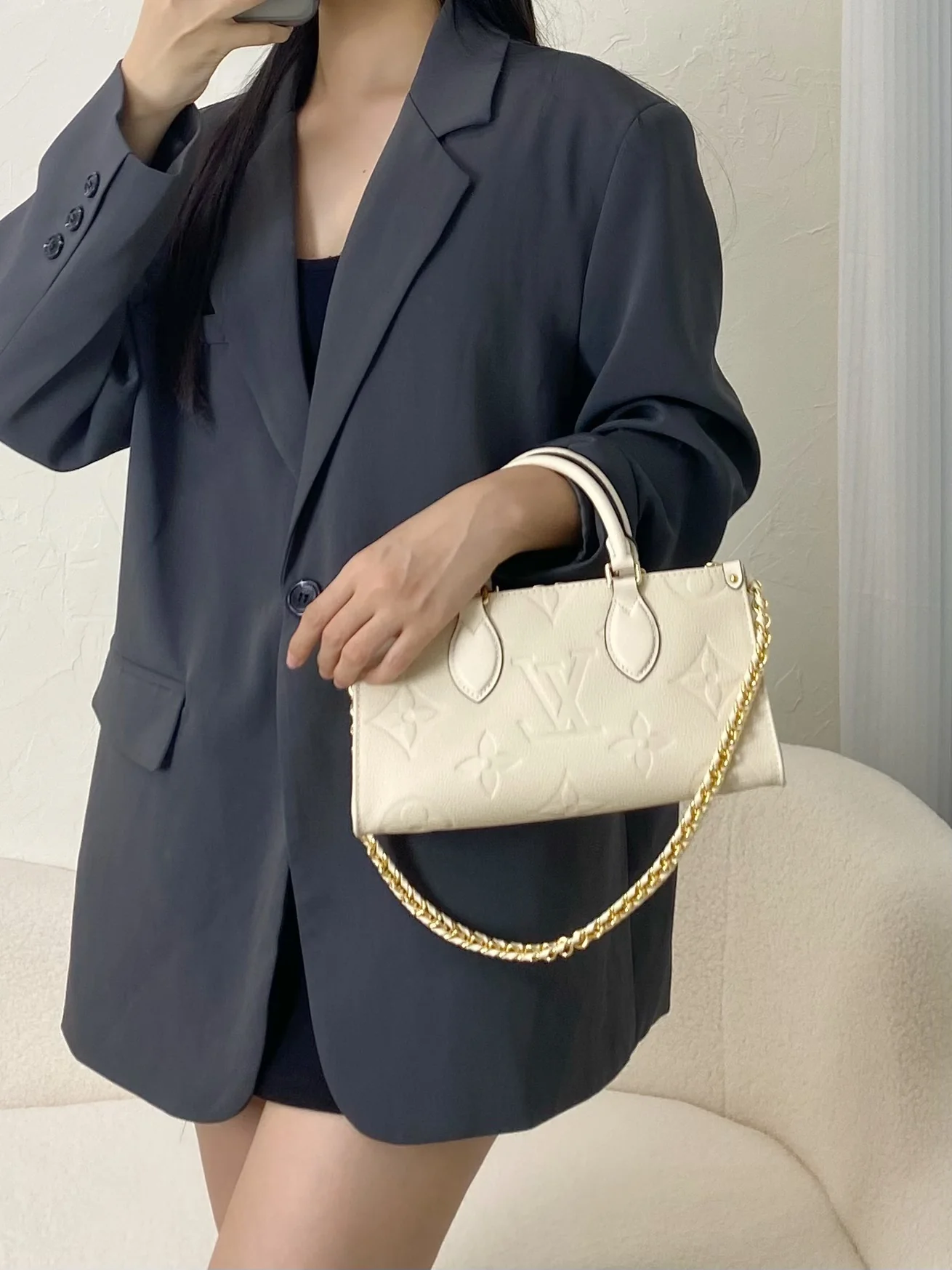 m23640-LV-cabas-onthego-east-west-gold chain embossed monogram-white