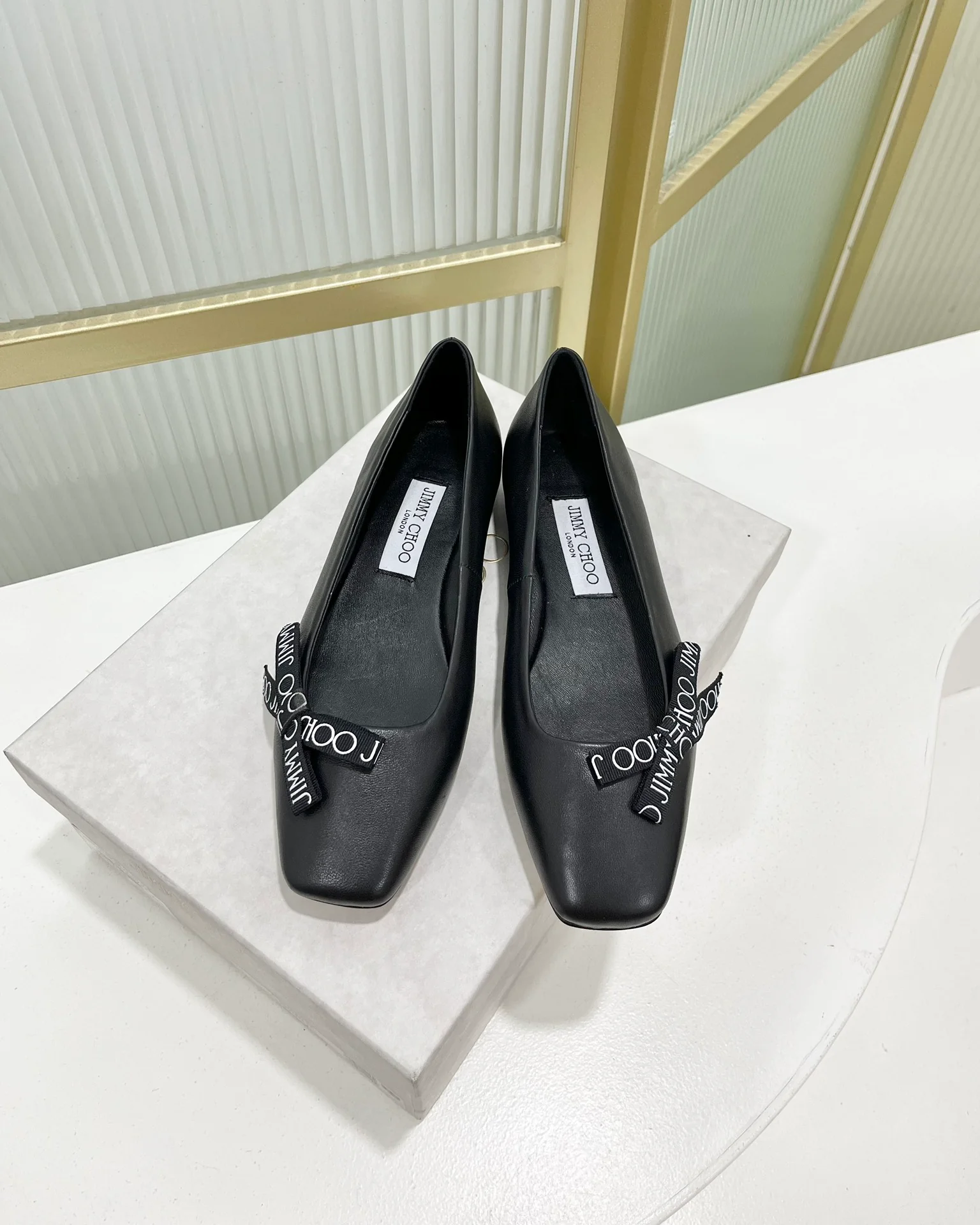 Jimmy - Новинка 2023 года - Туфли-балетки с квадратным носком и принтом из тесьмы - Черные