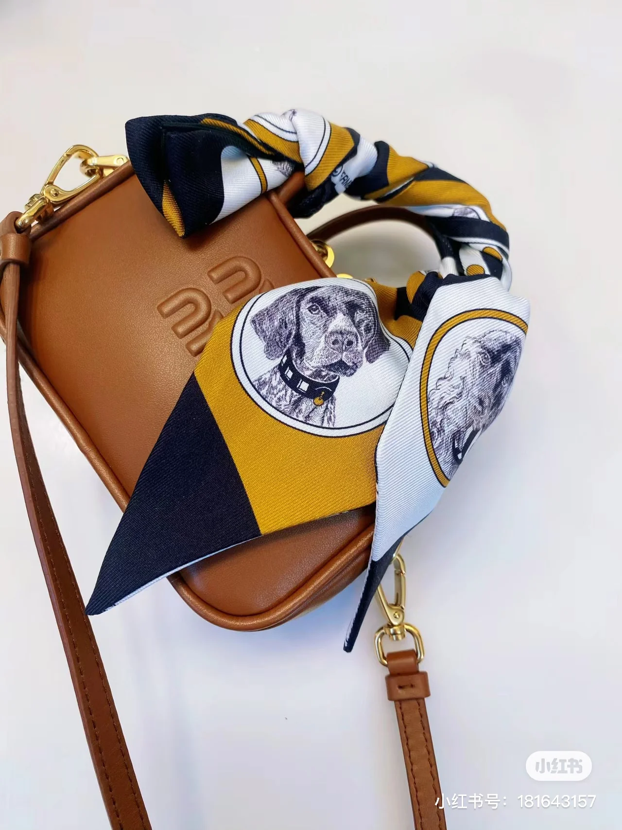 Мини-портфель Miu Miu с брелоком — из телячьей кожи.