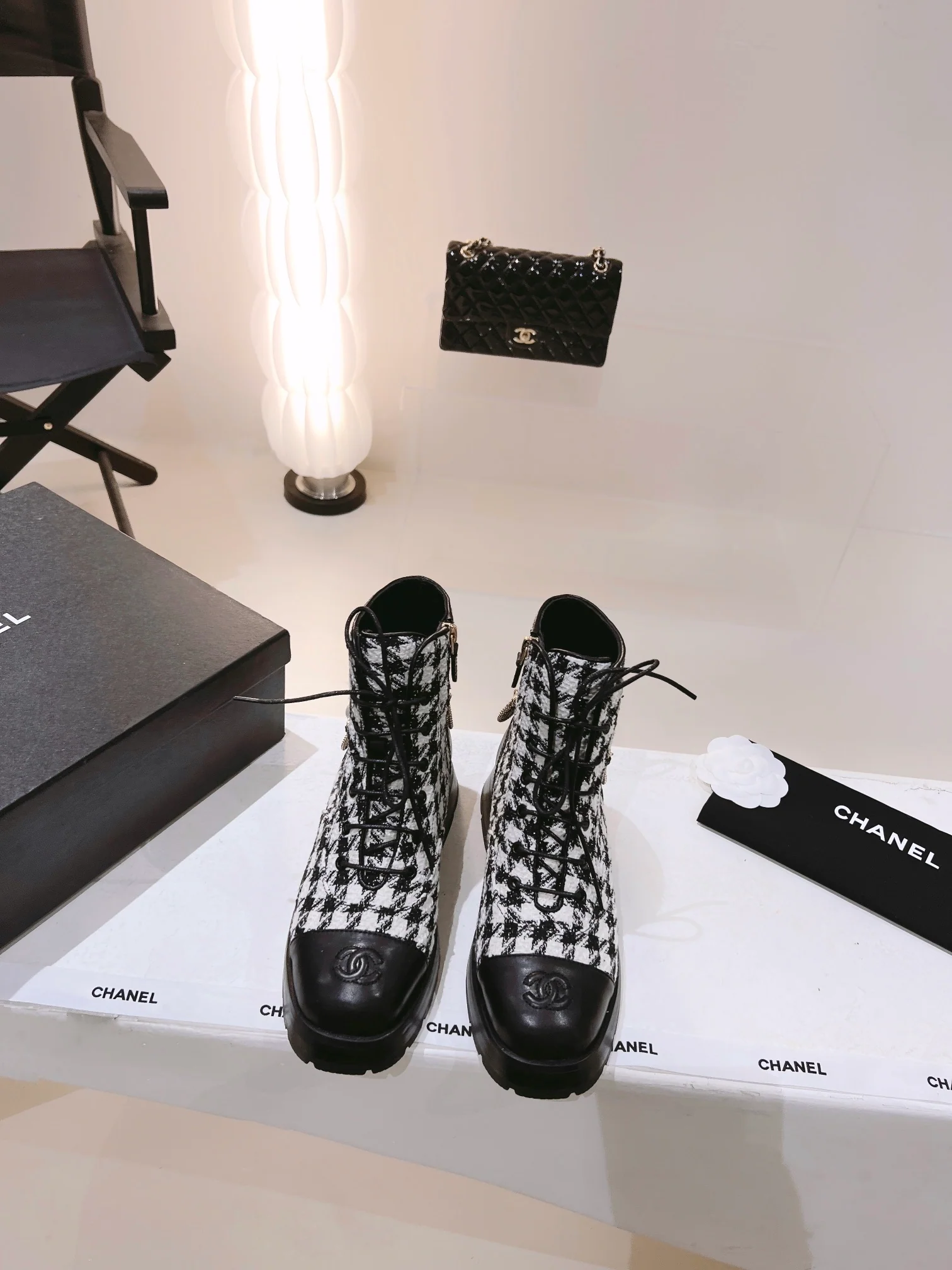 Новинка сезона осень/зима 2022 от Chanel — ботильоны в клетку ?гусиная лапка?.