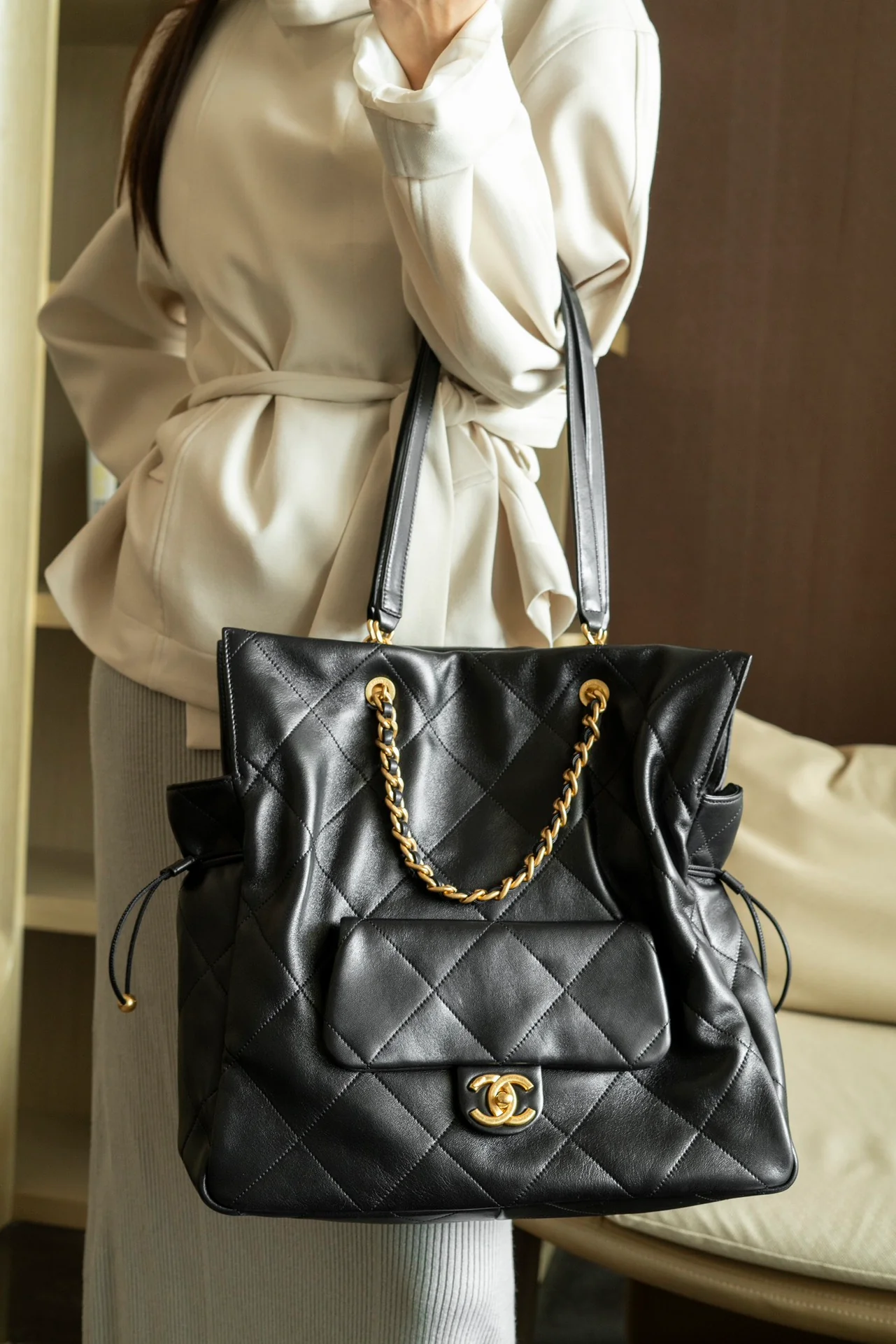 Большая сумка-шоппер Chanel 25c, черно-золотая.