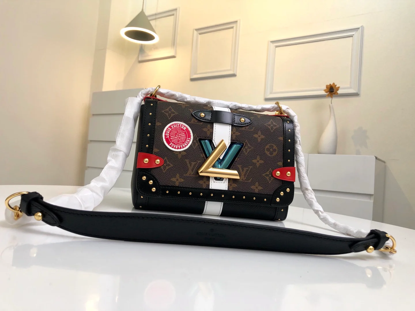 m43629-LV-twist-denim-chain bag-black