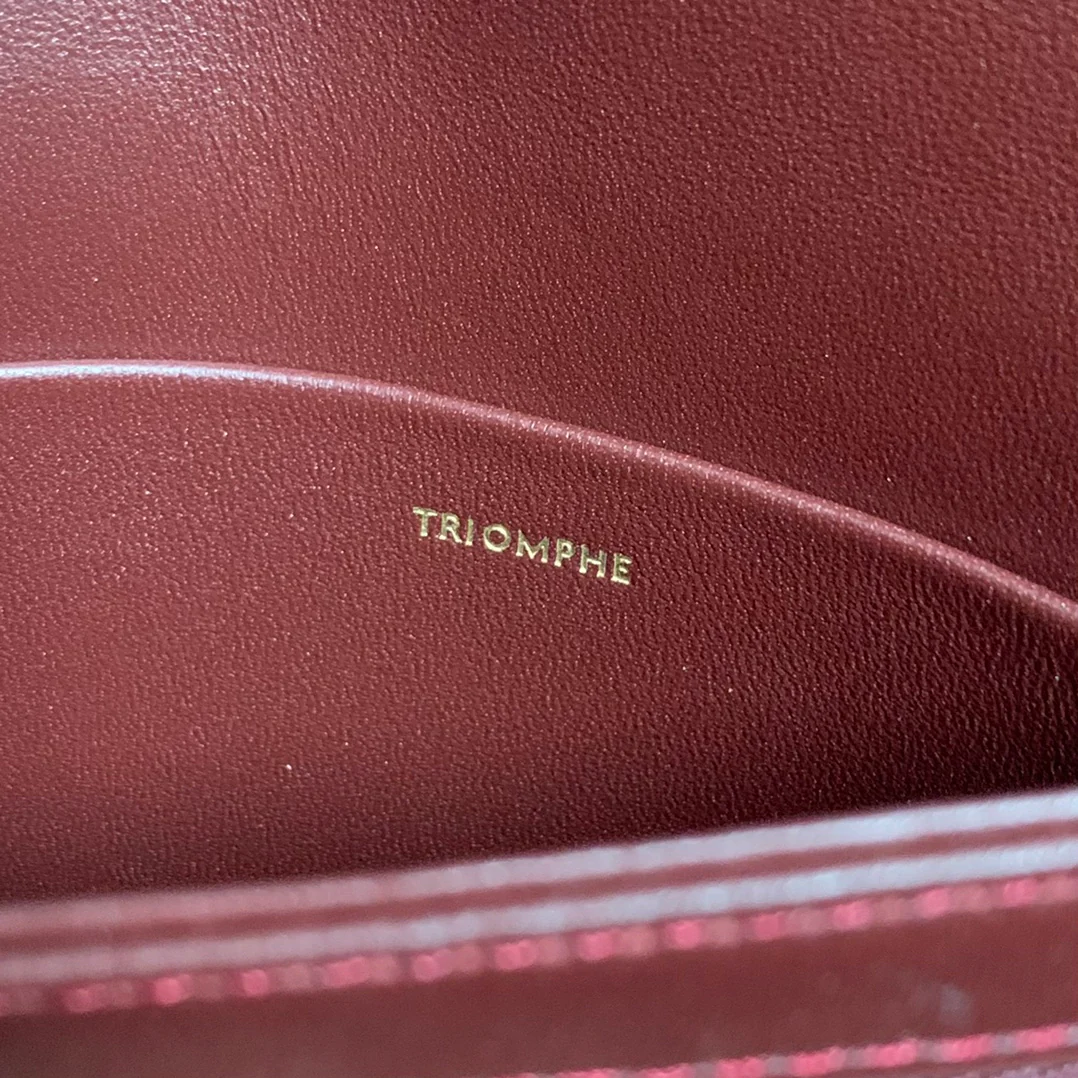 Сумка Celine Triomphe Classic из глянцевой телячьей кожи — красновато-коричневая.