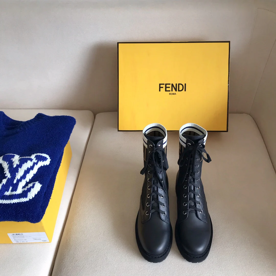 Сапоги Fendi до середины икры со шнуровкой