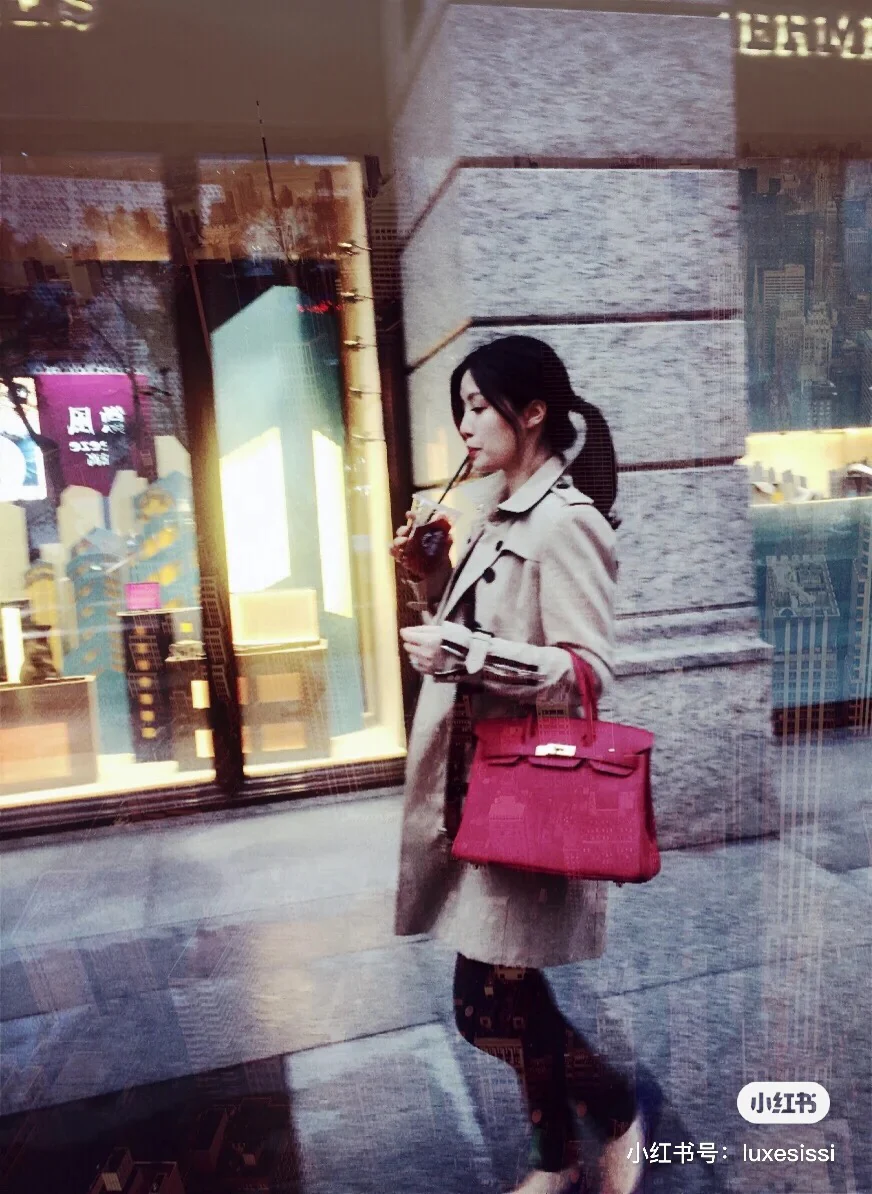 Сумка Hermes Birkin 30 Togo гранатово-красного цвета с золотой пряжкой.