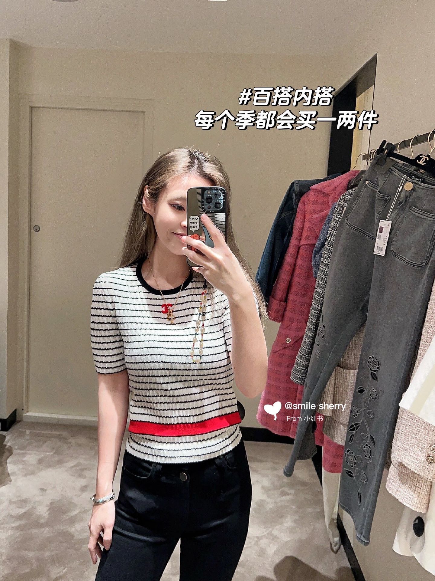 Трикотажный топ Chanel 2403 в полоску, двухцветный, с короткими рукавами.