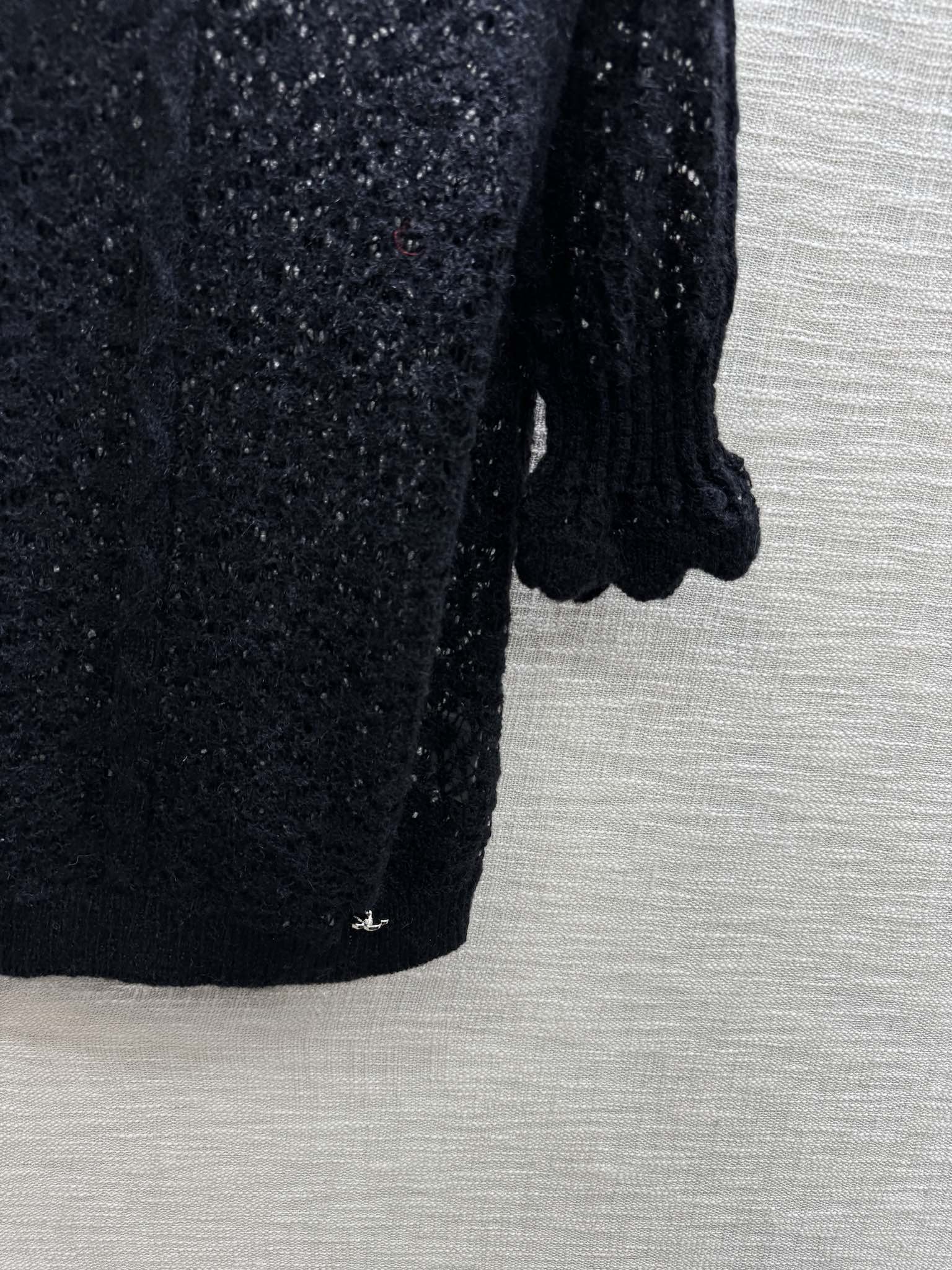 Chanel - 2403-24 Новинка ранней весны. Ажурный вязаный топ с короткими рукавами и рукавами-фонариками.