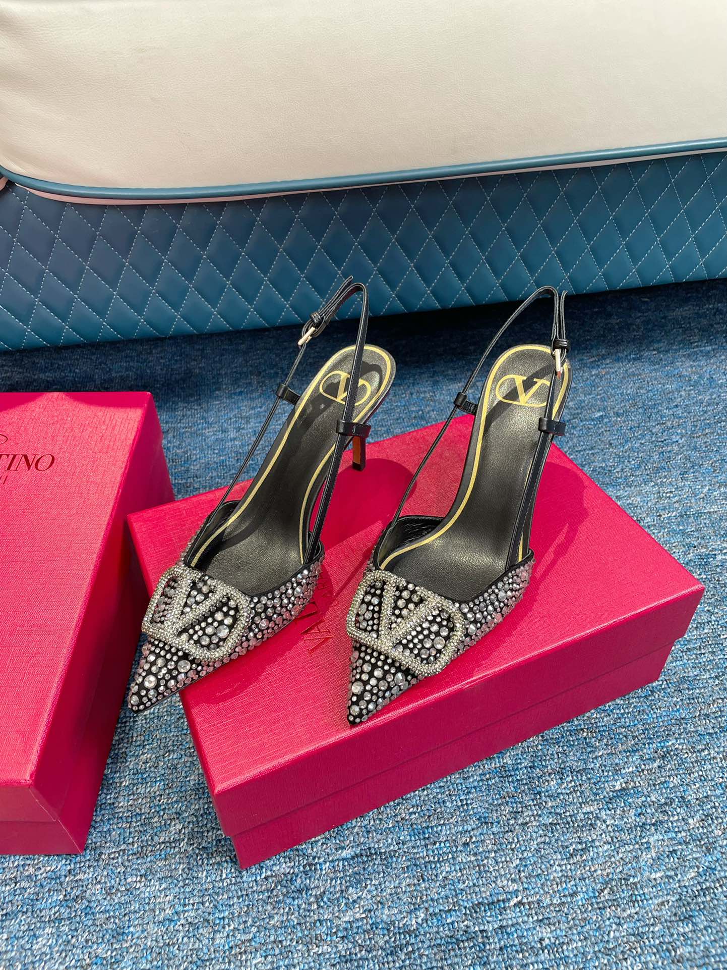 Новинка сезона весна/лето 2022 от Valentino - Роскошные туфли со стразами - Замшевые туфли со стразами - Босоножки на высоком каблуке с острым носком и открытой пяткой - 1