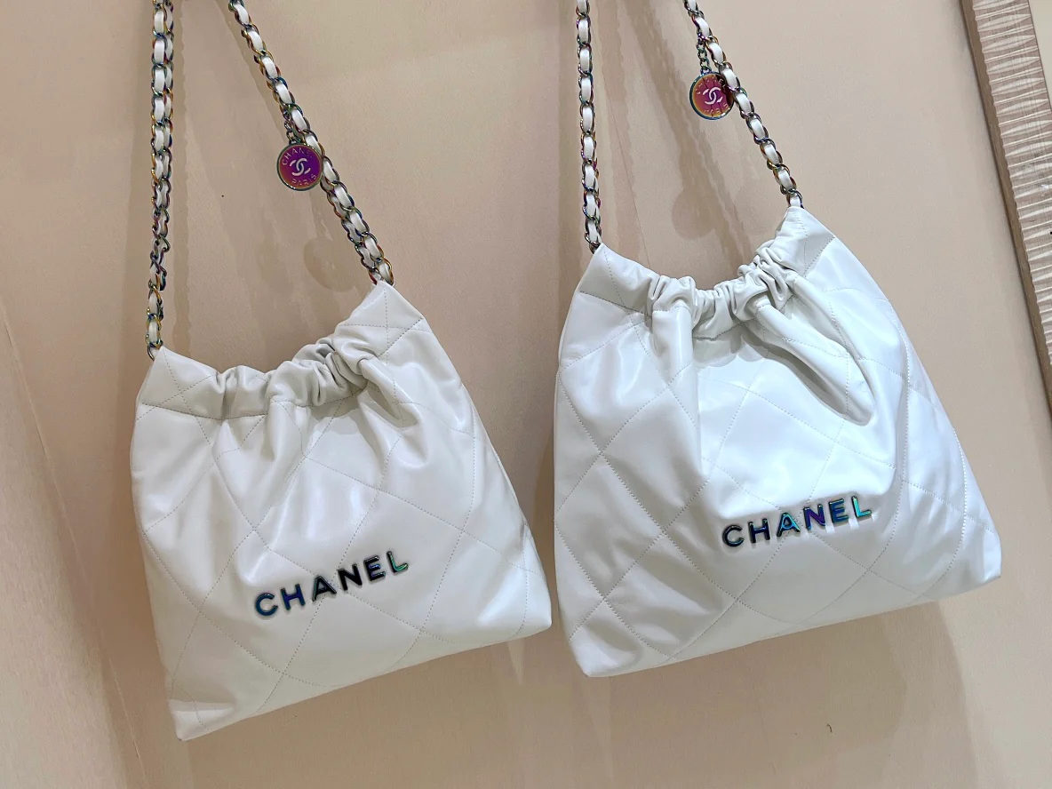Новинка ранней весны в стиле Chanel — сумка Chanel 22, маленькая, белая.