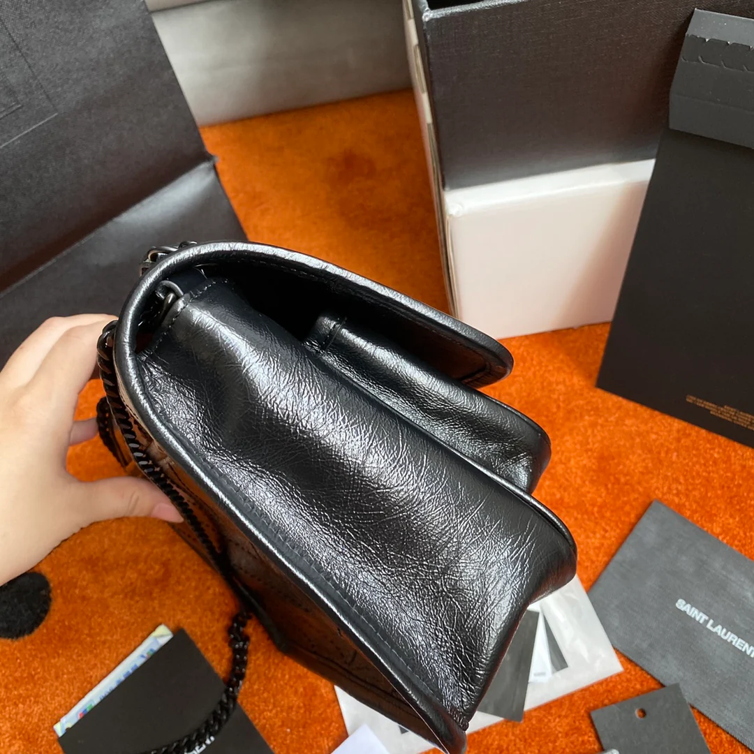 YSL - Маленькая модель Niki - Кожа из коровьей шкуры, обработанная маслом, с черной пряжкой - с D-образным кольцом