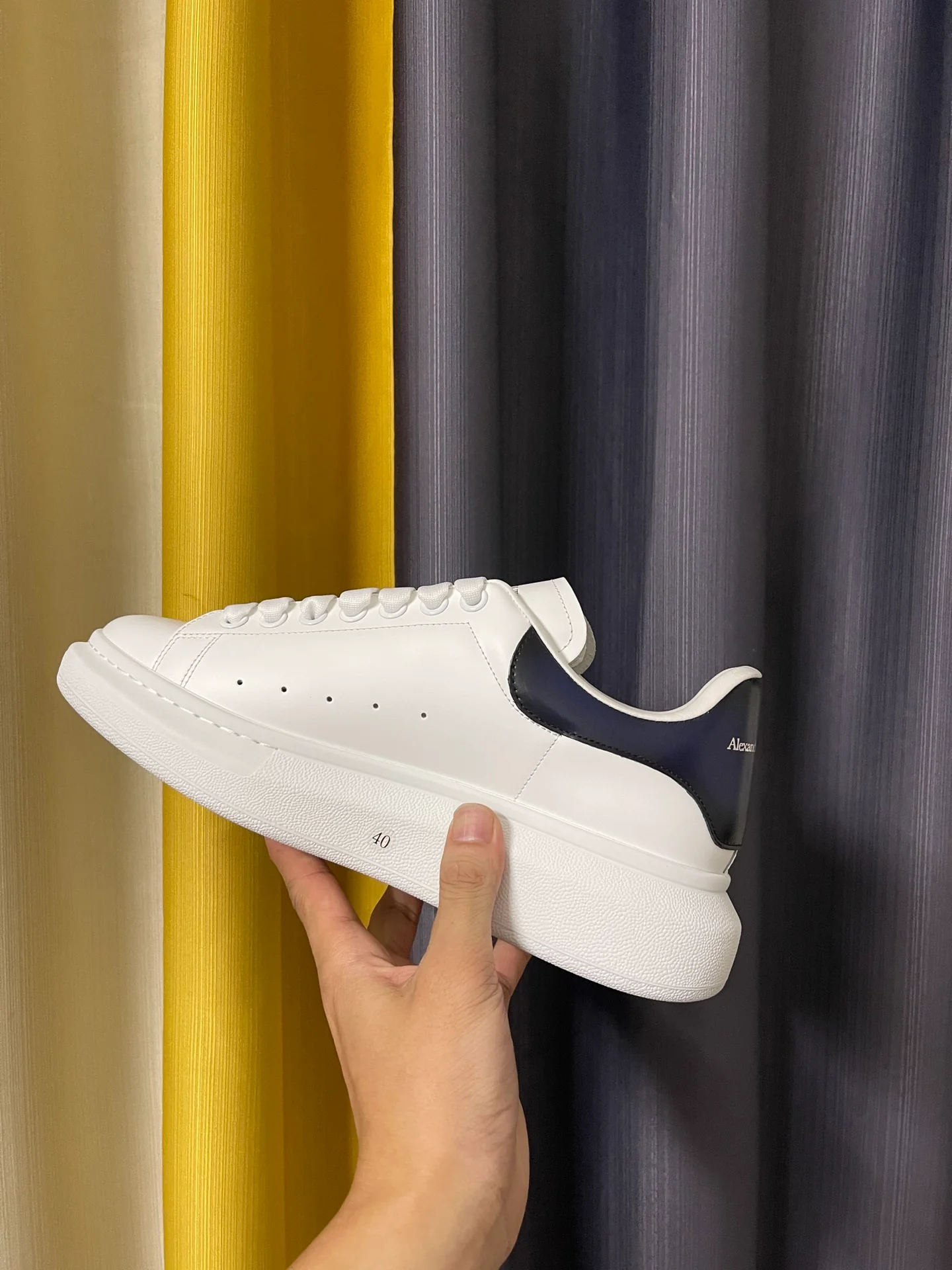 Классические белые кроссовки McQueen - унисекс - градиентный синий