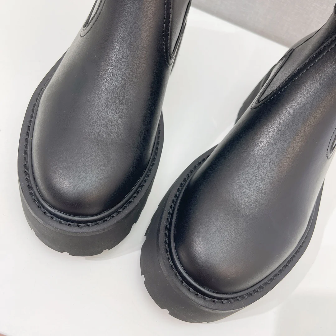 Новинка осенне-зимней коллекции Celine 2022 — кожаные ботильоны — в стиле Ян Ми — черные.