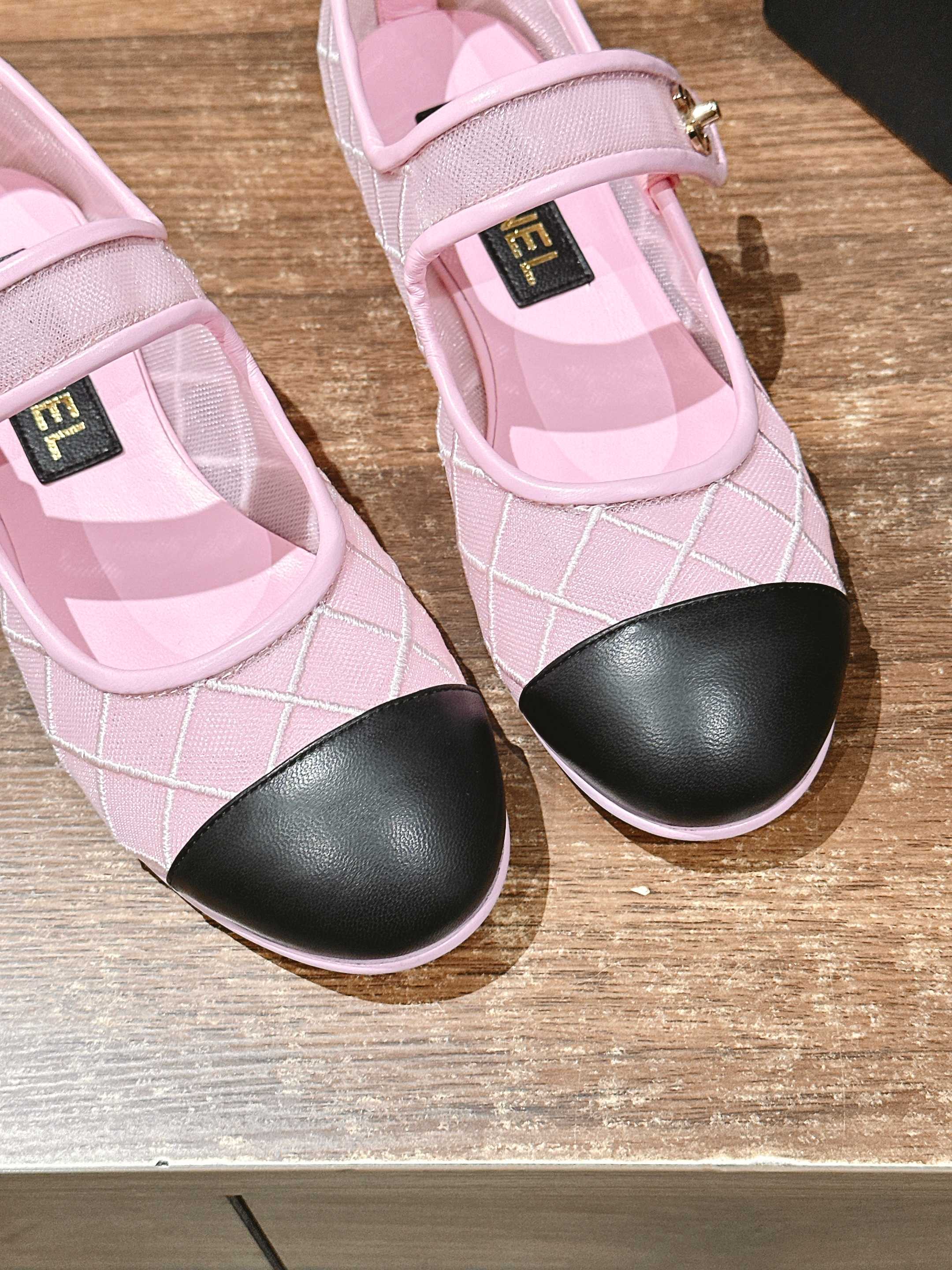 Новинка сезона весна/лето 2025 от Chanel - сетчатые туфли Мэри Джейн - розовые