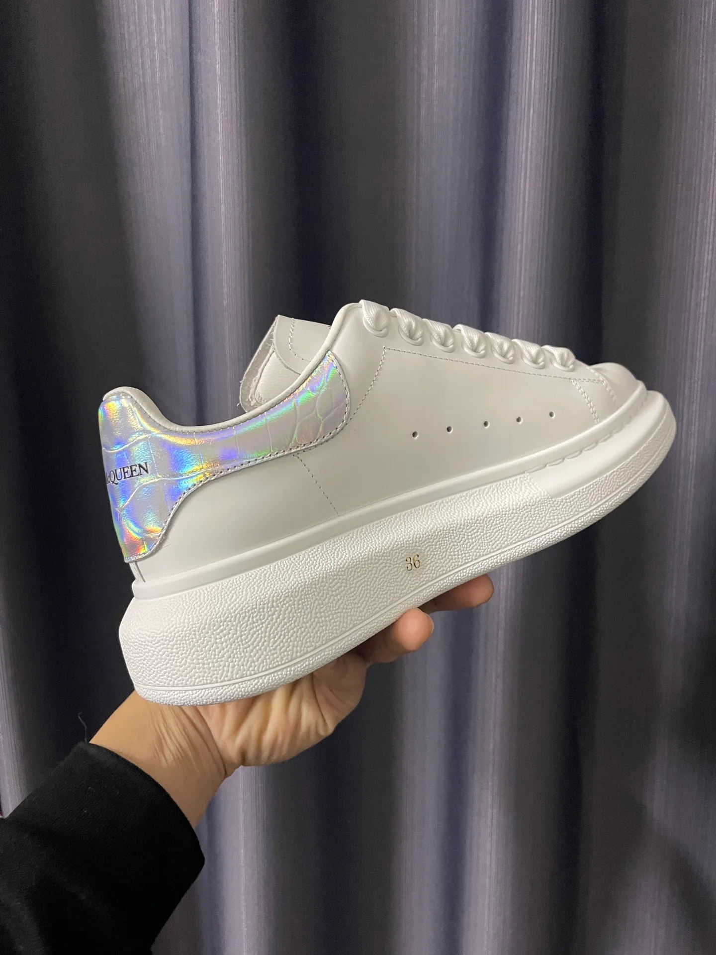 Классические белые кроссовки McQueen - унисекс - с лазерным рисунком под змеиную кожу.