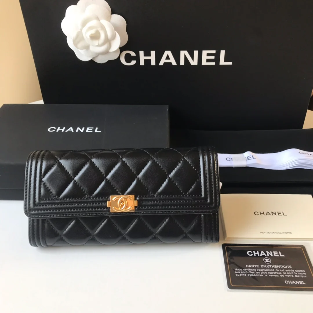 Кошелек-портмоне Chanel Le Boy Flip Wallet — из черной овечьей кожи с золотой пряжкой.