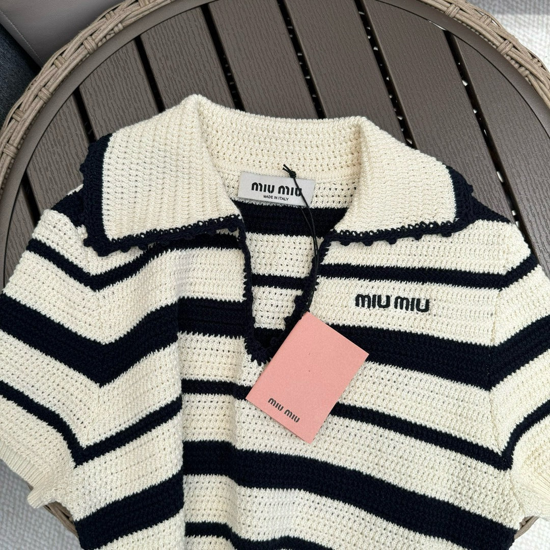 Miu Miu-2404-24 Новый весенний комплект в стиле преппи: поло и полосатый трикотаж