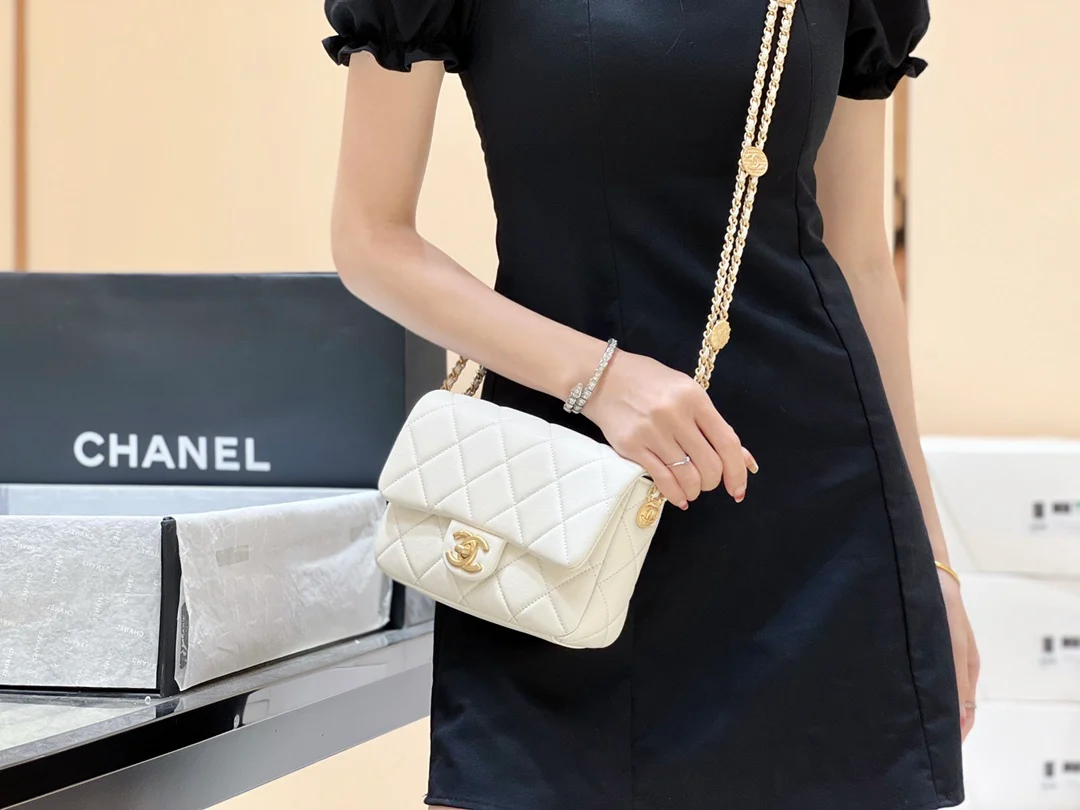 Сумка Chanel CF с цепочкой и монетками — зернистая телячья кожа — маленькая — белая — фотографии, демонстрирующие, как она выглядит на руке.