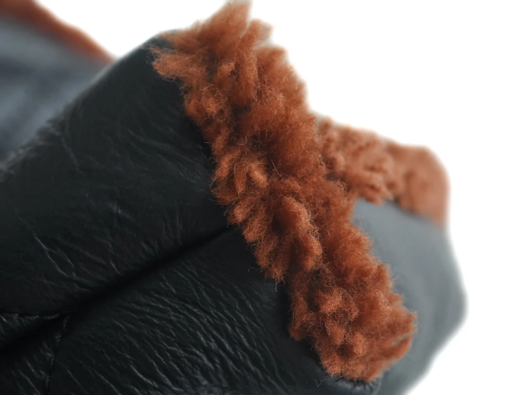 Сумка Chanel No. 22 — вариант с овчиной — чёрно-коричневая.