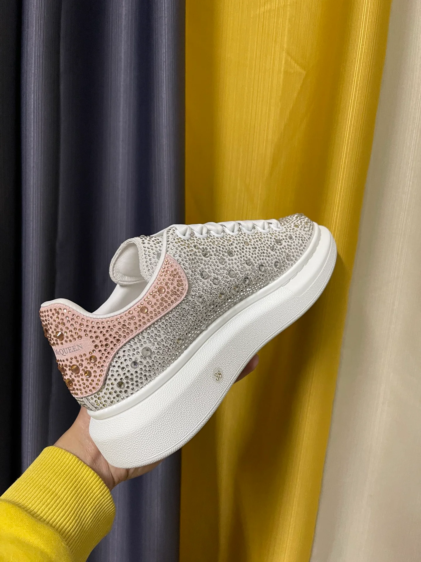 Классические белые кроссовки McQueen - унисекс - белые - полностью украшены стразами, розовые - премиум-издание