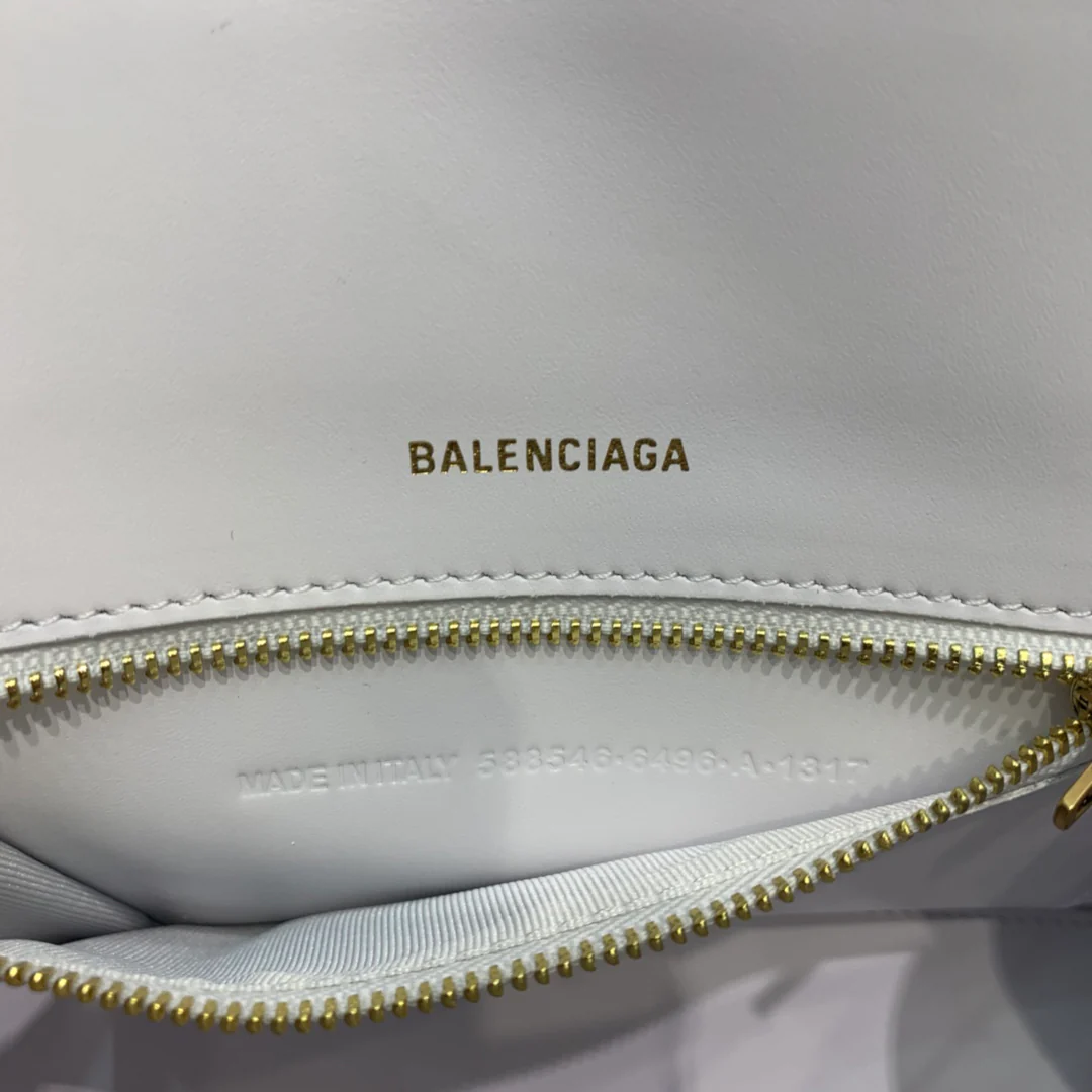 Сумка Balenciaga Hourglass - белая с крокодиловым принтом и золотой пряжкой.