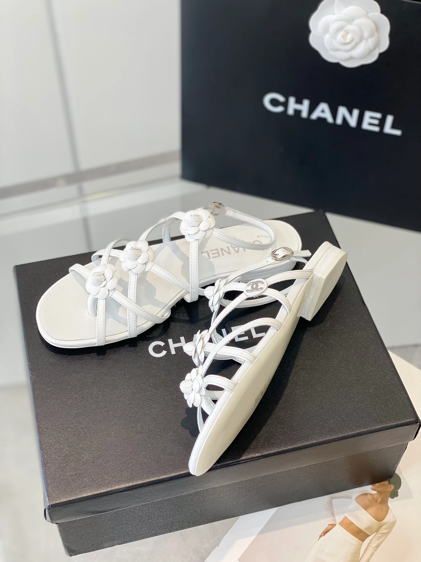 Новинка сезона весна/лето 2023 от Chanel - сандалии Camellia - белые.