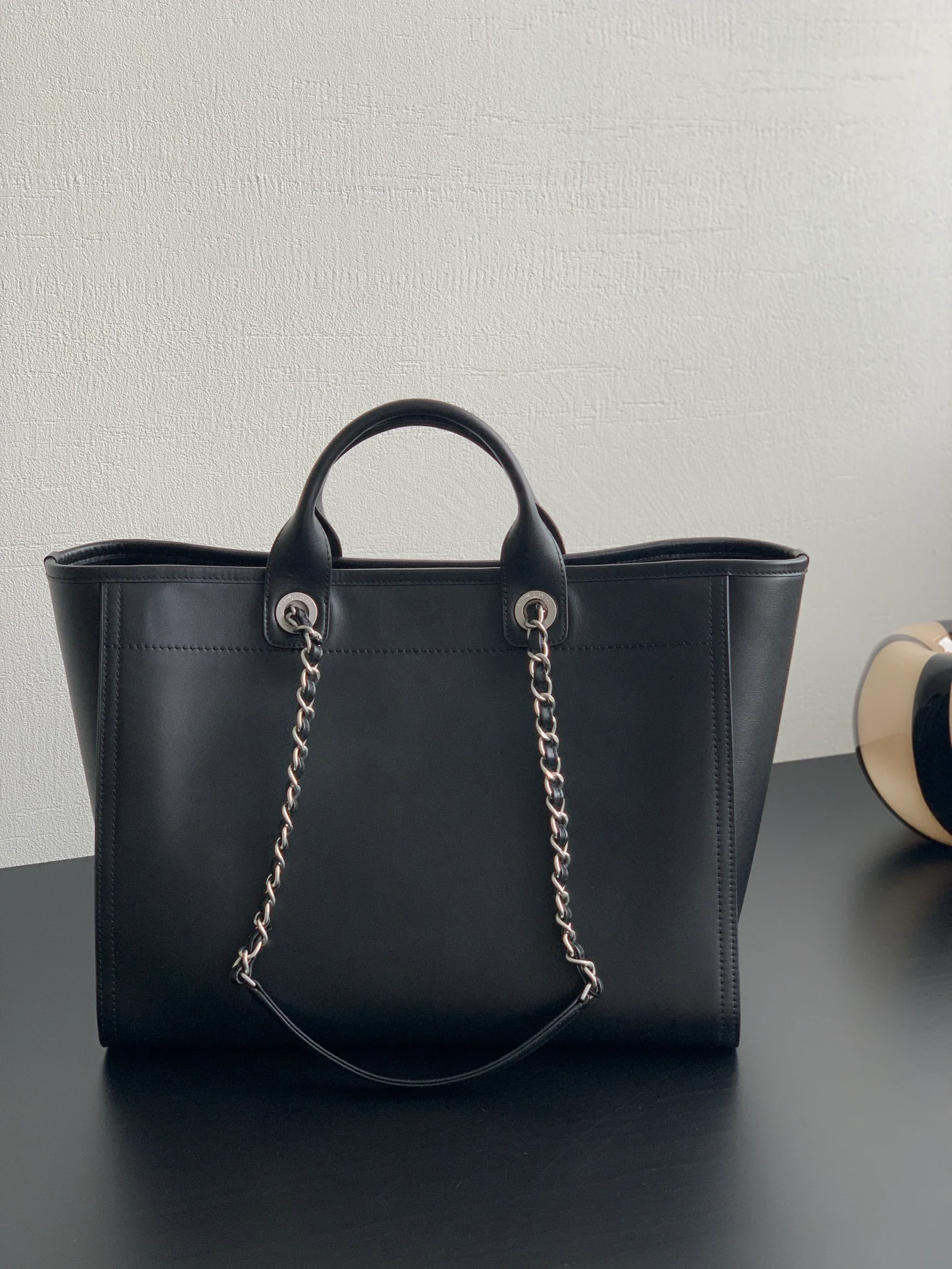 Пляжная сумка Chanel 24a из натуральной кожи, большая, черная.