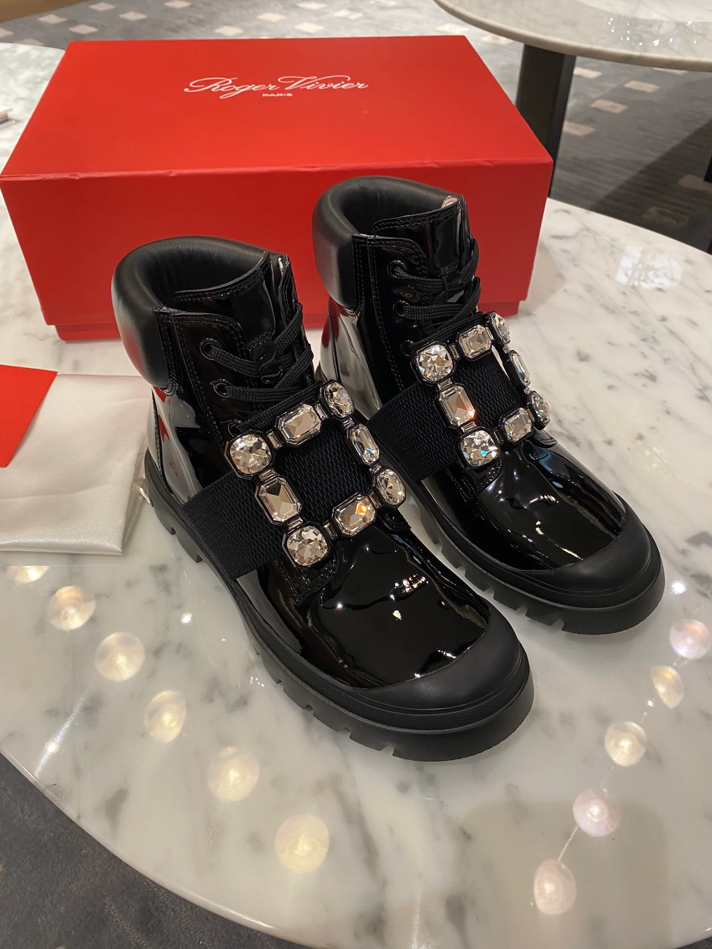 Ботильоны RV из осенне-зимней коллекции с квадратной пряжкой и тонкой шнуровкой, лакированная кожа, черные.