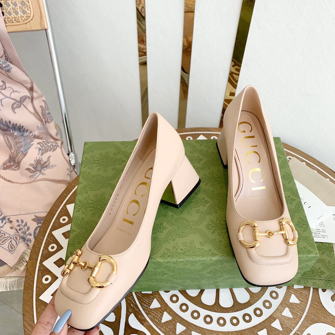 Весенняя коллекция Gucci 2021 — Туфли на массивном каблуке с пряжкой в ??виде конской уздечки.
