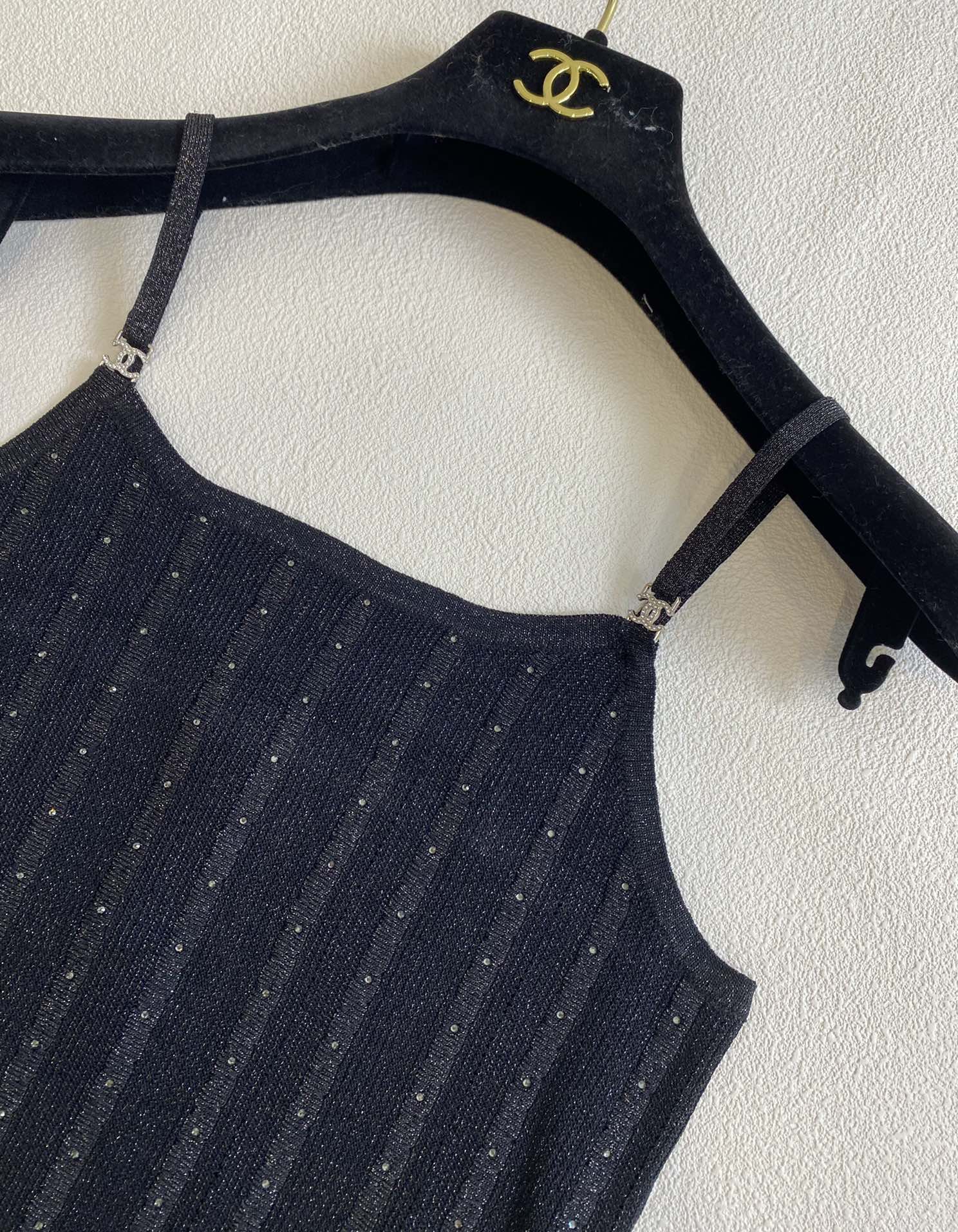 Chanel - 2404 - Новинка ранней весны: вязаный жилет на тонких бретелях - черный