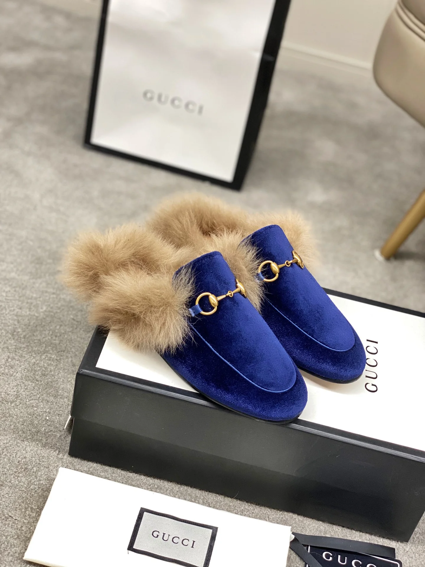 Бутик Gucci 2020 — Последние модели с подиума — Меховые тапочки — Замшевые