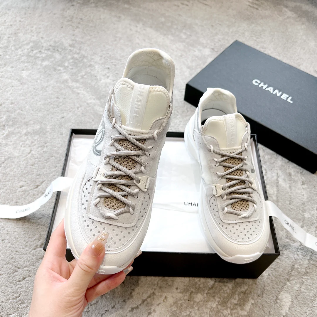 Новые поступления коллекции Chanel Весна/Лето 2023 - Кроссовки - Белые - 1