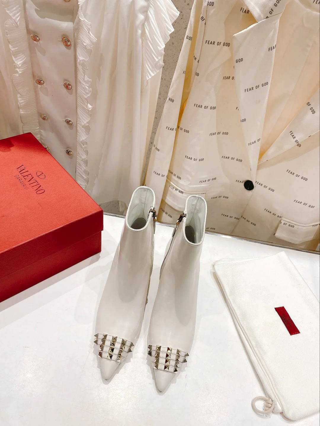 Ботильоны Valentino на шпильке с заклепками - белые