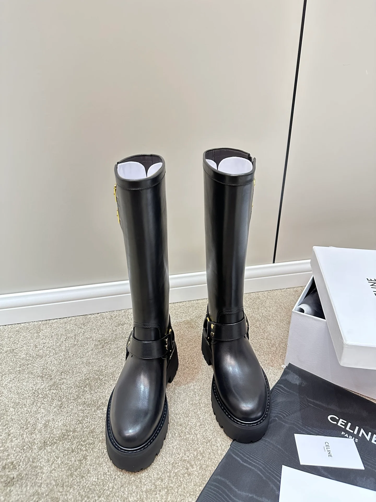 Образ с показа Celine осень/зима 2023 — высокие сапоги — черные