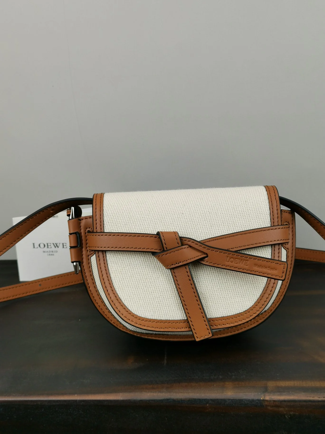 Стиль Loewe-gate из парусины и кожи