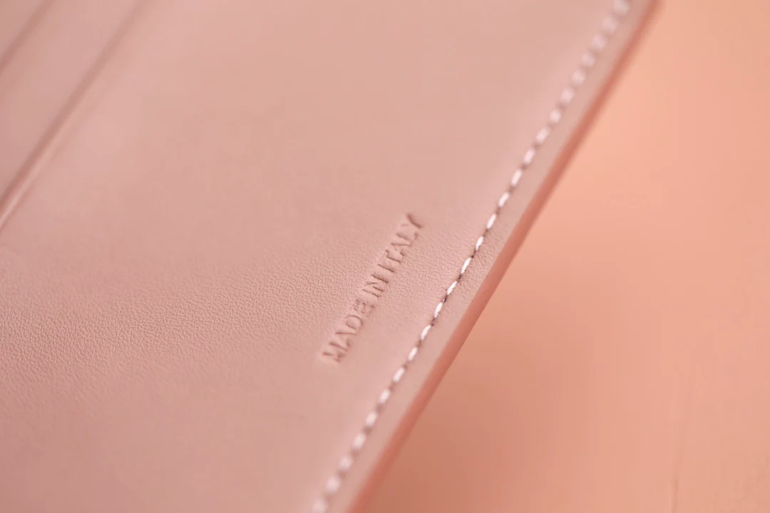 Маленький глянцевый кошелек Triomphe из овечьей кожи с клапаном - розовый