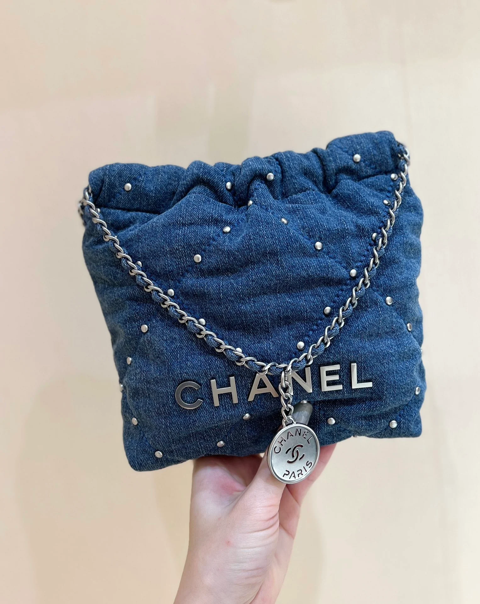 Мини-сумка Chanel 24s 22 серии с заклепками из джинсовой ткани