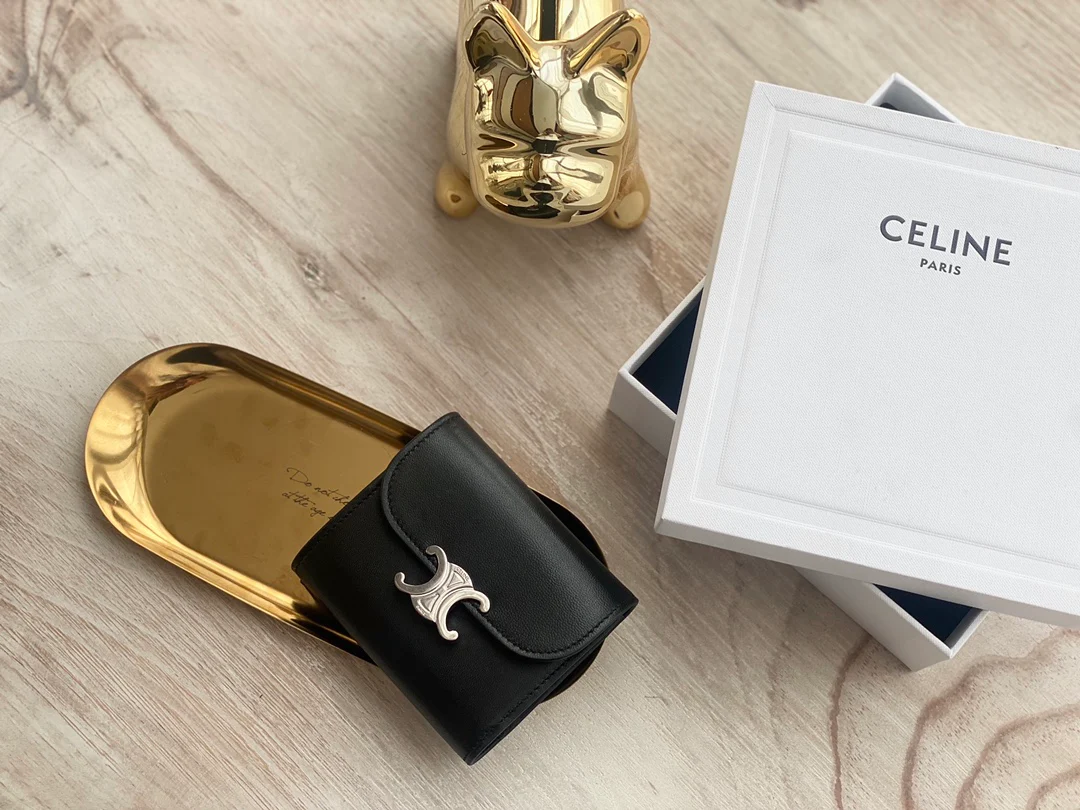 Celine TRIOMPHE 小号亮泽羊皮翻盖钱包-黑色
