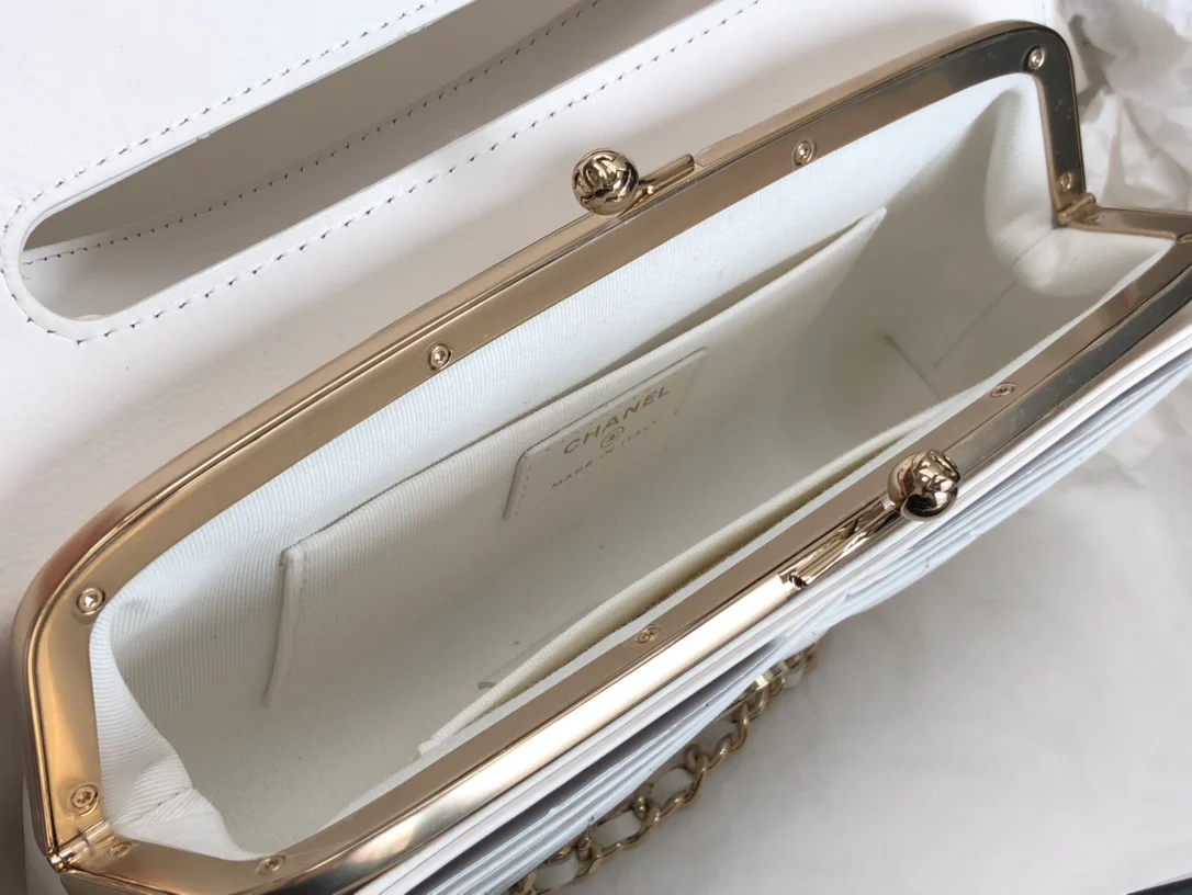 Вечерняя сумочка Chanel, новинка 2022 года - белая.